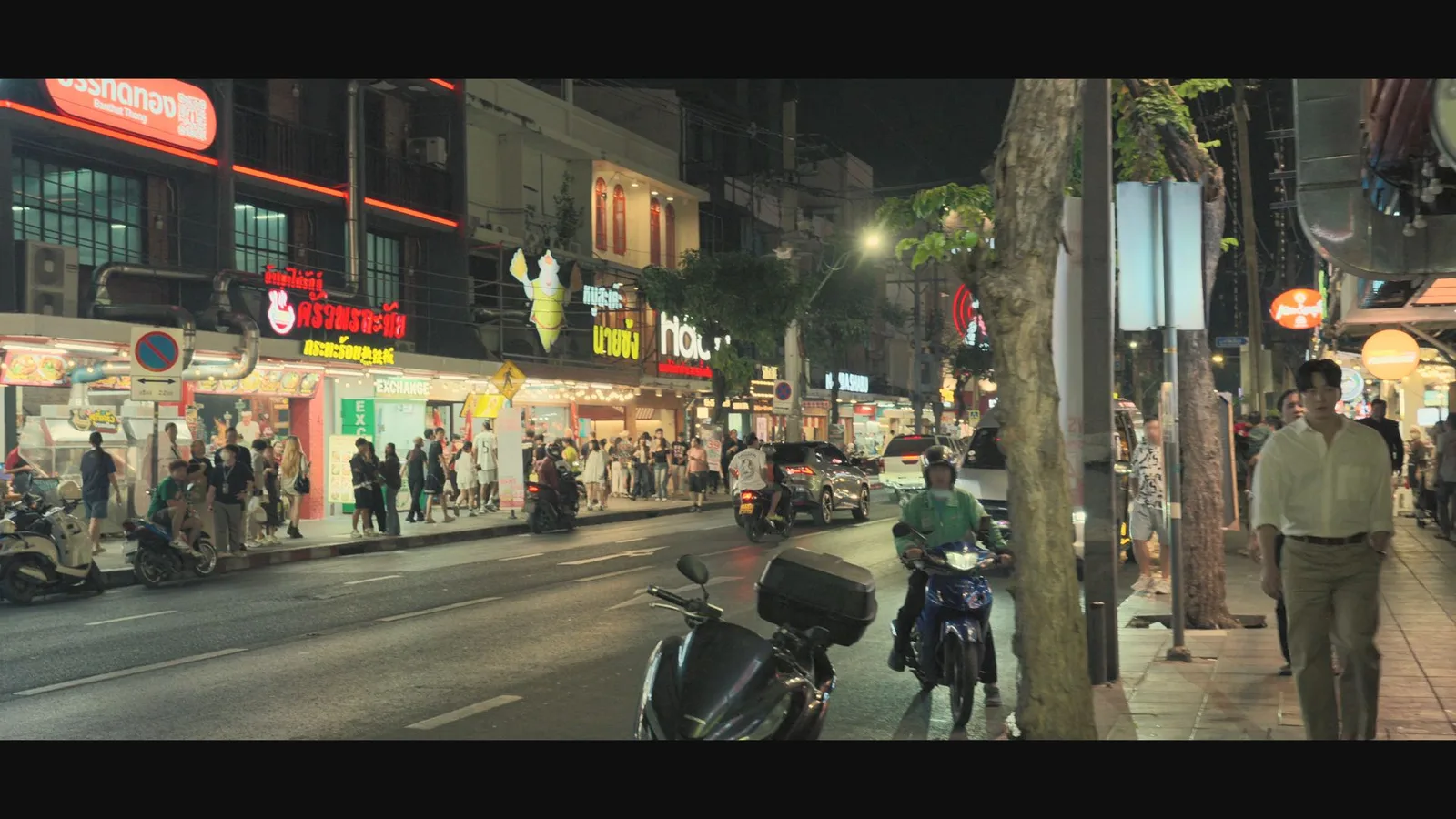 975 Banthat Thong Rd 드라마 장면 1